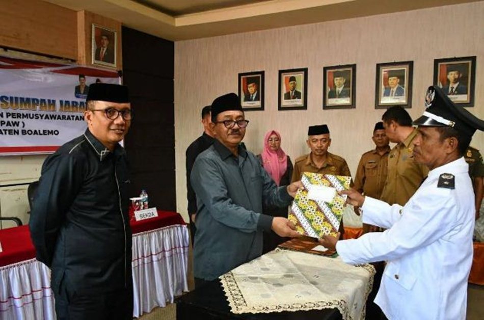 Bupati Boalemo, Rum Pagau didampingi Wabup imelanitik dua penjabat kepala desa.(F:Humas)