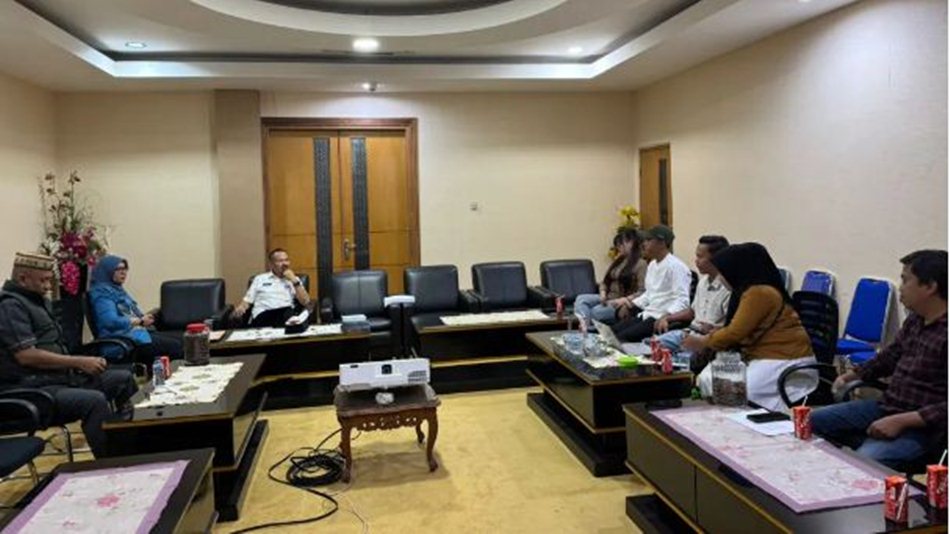 Ketua DPRD Provinsi Gorontalo, Thomas Mopili, menerima audiensi masyarakat yang tergabung dalam Aliansi Pinogu Merdeka.(F:Humas)