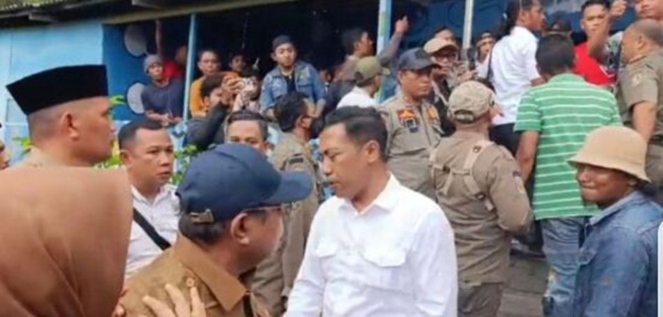 Suasana panas mewarnai kunjungan Wali Kota Gorontalo, Adhan Dambea, di lokasi proyek pembangunan Kampung Nelayan.(F:ist)