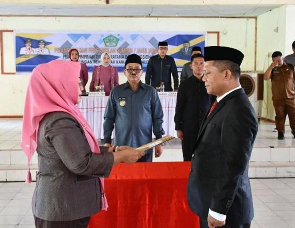Bupati Boalemo, Rum Pagau, secara resmi melantik sejumlah pejabat ke posisi baru.(F: Hms)