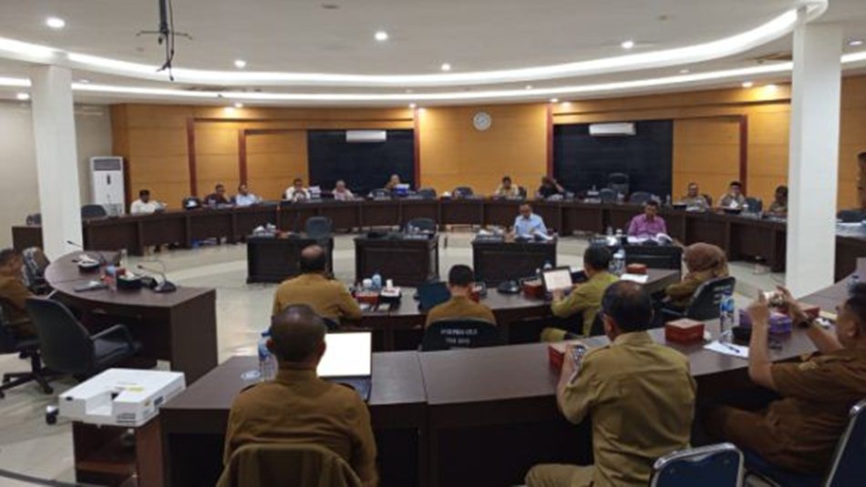 Badan Anggaran (Banggar) DPRD Provinsi Gorontalo   menggelar pertemuan strategis bersama Tim Anggaran Pemerintah Daerah (TAPD).(F:Hms-Enki)