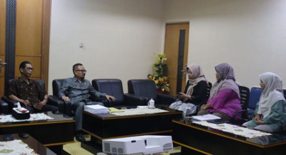 kunjungan audiensi ke DPRD dari Kantor Bahasa Provinsi Gorontalo yang dipimpin Widya Bahasa, Lukman Hakim.(F:Hms)