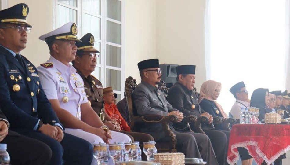 Ketua DPRD Provinsi Gorontalo, Thomas Mopili, saat Upacara yang digelar di Rumah Jabatan Gubernur Gorontalo.(F:Hms-Enki)