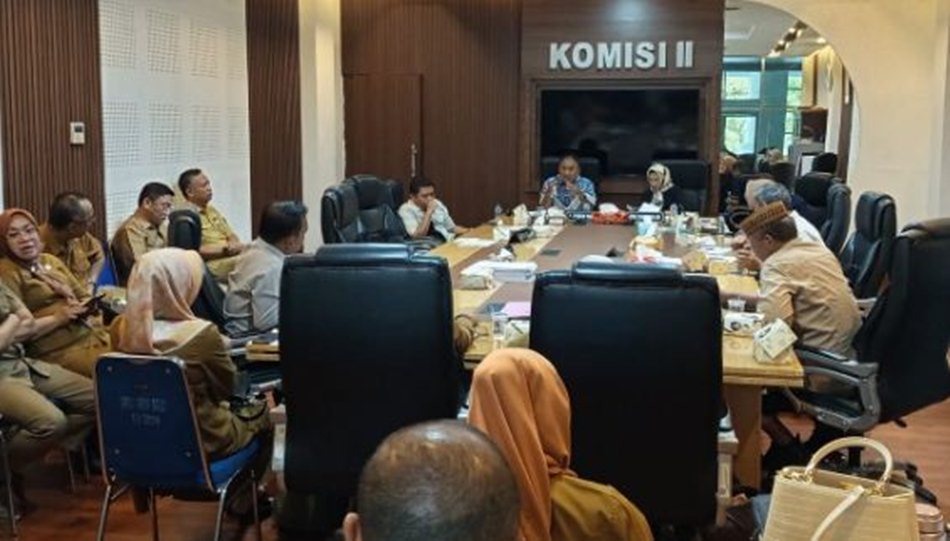 Komisi II DPRD Provinsi Gorontalo rapat kerja bersama  Organisasi Perangkat Daerah (OPD).(f: Hms-Enki)