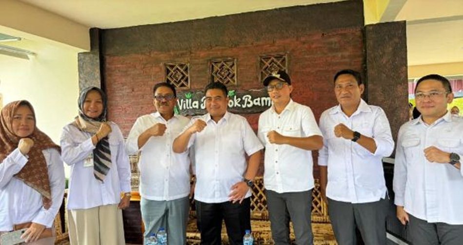 Plt) Dirjen Perkebunan Kementerian Pertanian RI, Dr. Abdul Rony Angkat disambut langsung oleh Bupati Boalemo, Rum Pagau, bersama Wakil Bupati Lahmudin Hambali .(F:Hms)