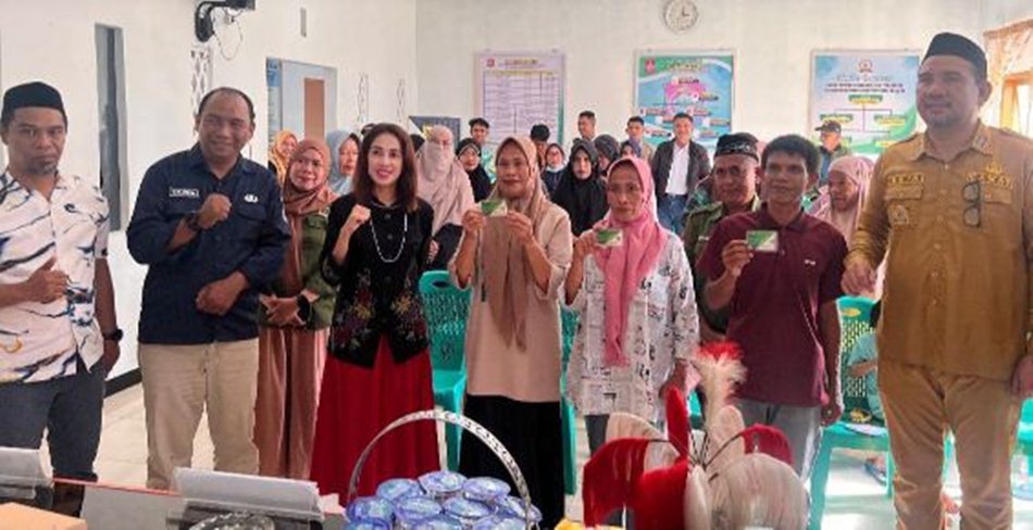 Sebanyak 84 pekerja rentan di Desa Tingkohubu, Kecamatan Suwawa, resmi menerima kartu kepesertaan BPJS Ketenagakerjaan yang diserahkan langsung oleh Yeyen Sidiki.(F:dok)