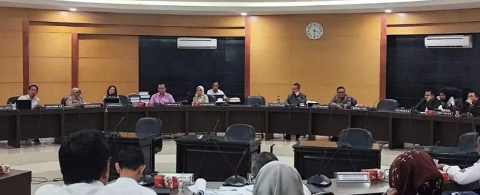 Rapat kerja gabungan Komisi I, III, dan IV membahas Relokasi SMA Negeri 1 Bulango Ulu.(F:Gpd)