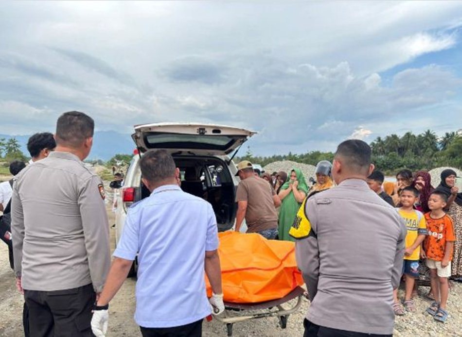 Petugas kepolisian melakukan evakuasi jenazah ke kantong mayat, dan membawa tubuh korban ke RSUD Toto Kabila.(F: hms-Pol)