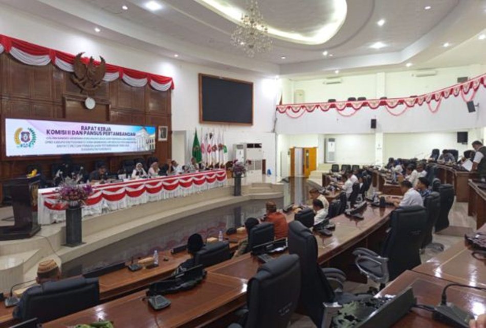 Pansus) Pertambangan DPRD Provinsi Gorontalo menggelar  rapat kerja bersama Pimpinan dan anggota DPRD Kabupaten Pohuwato.(F:Hms)