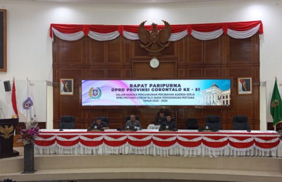 Rapat Paripurna DPRD Provinsi Gorontalo yang dipimpin langsung oleh Ketua DPRD Thomas Mopili. berlangsung di ruang Paripurna DPRD.(F: Humas-Enki)