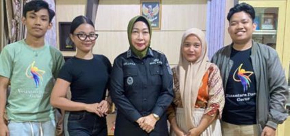 Wakil Bupati Gorontalo Utara, Nurjanah Hasan Yusuf, secara resmi melepas tim tari  dari Sanggar Nusantara Dancer.(fF:Kmfo)