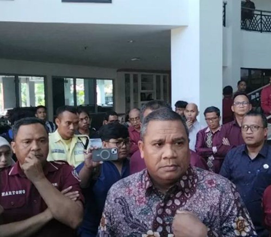 Rektor UNG, Eduart Wolok saat menerima massa  aksi  (F:hms)