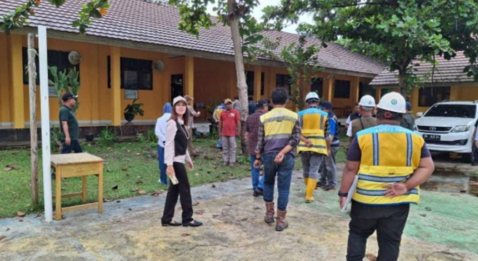 tim gabungan dari Komisi I, Komisi III, dan Komisi IV turun langsung  meninjau kesiapan lokasi baru SMA Negeri 1 Bulango Ulu.(F:ist)