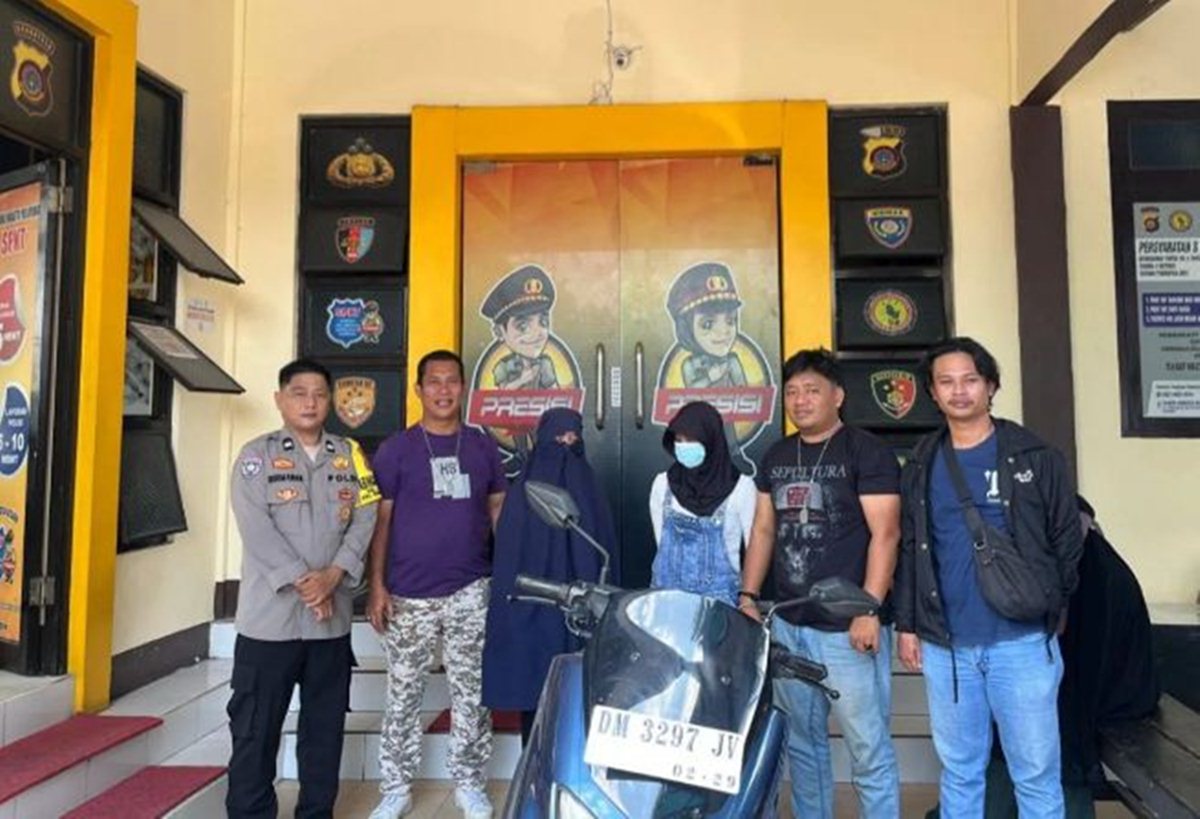 Kedua pelaku yang masing-masing berinisial NZ (18) dan NIZ (17) diringkus tanpa   perlawanan di rumah mereka sendiri..(F:hms-pol)