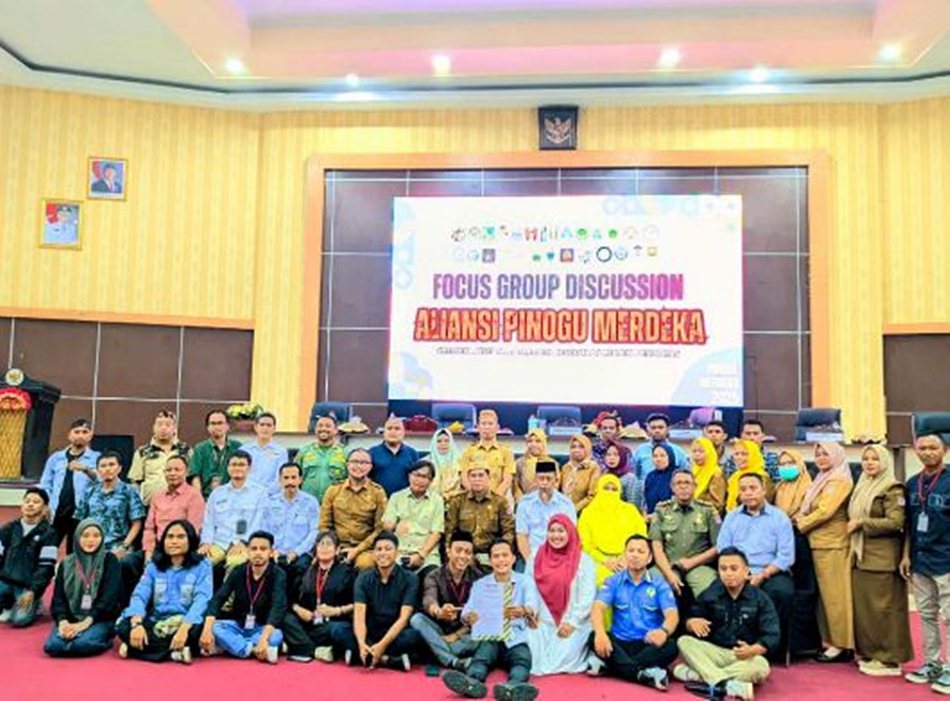 Sekda) Kabupaten Bone Bolango, Iwan Mustap  saat menghadiri Focus Group Discussion (FGD) Aliansi Pinogu Merdeka yang digelar di Auditorium DPRD Bone Bolangoa.(F:AKP)