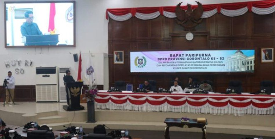 Ketua Pansus Umar Karim saat menyampaikan laporannya dalam Rapat Paripurna ke-52 yang digelar di ruang utama DPRD Provinsi Gorontalo. (F:hms-Enki)