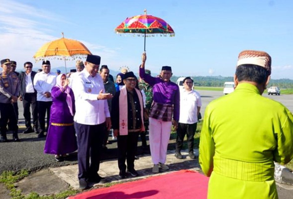 Menko PM RI Muhaimin Iskandar saat tiba di Bandara Jalaluddin Gorontalo dan disambut langsung oleh Gubernur Gusnar Ismail dengan adat Mopotilolo (Foto &ndash; Valen/Kmfo)