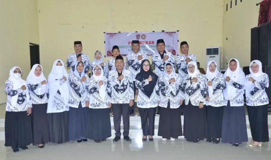 Wakil Bupati Gorontalo Utara, Nurjana Yusuf saat menghadiri pelantikan pengurus PGRI Gorontalo Utara di Aula Dinas Pendidikan.(F:Kmfo)