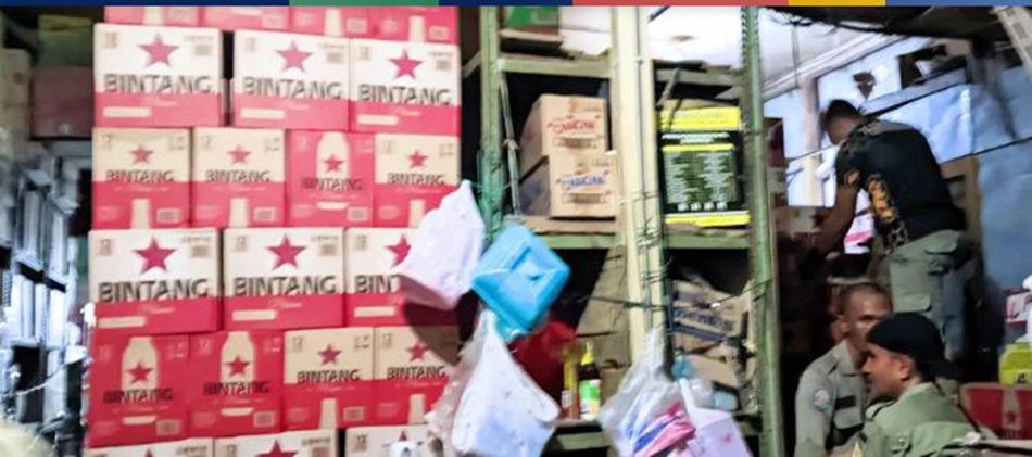 petugas menemukan   ribuan botol bir berbagai merek tersimpan rapi di dalam gudang tanpa dokumen izin edar.(F: Ist)