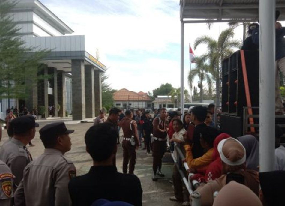 massa Gerakan Rakyat Boalemo Bangkit Melawan (Gerak-BOM) mendatangi Kantor Kejaksaan Tinggi (Kejati) Gorontalo.(F:GP)