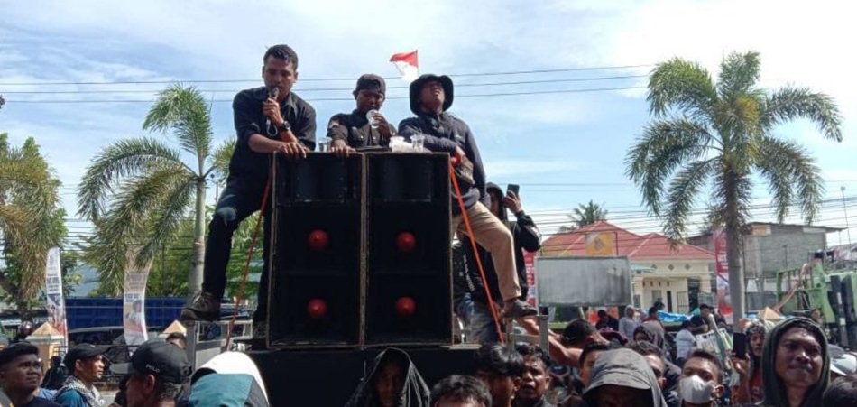 Aksi demo ratusan  warga Paguyaman di Kantor Gubernur, Kejaksaaan Tinggi dan Kanwil BPN soroti kejahatan lingkungan dan perampasan lahan (F:Hen)