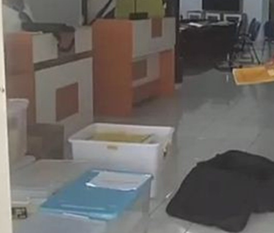 Hasil penggeledahan itu, penyidik membawa berbagai dokumen penting, laptop, telepon genggam, serta beberapa cap atau stempel lembaga.(F:Ist)