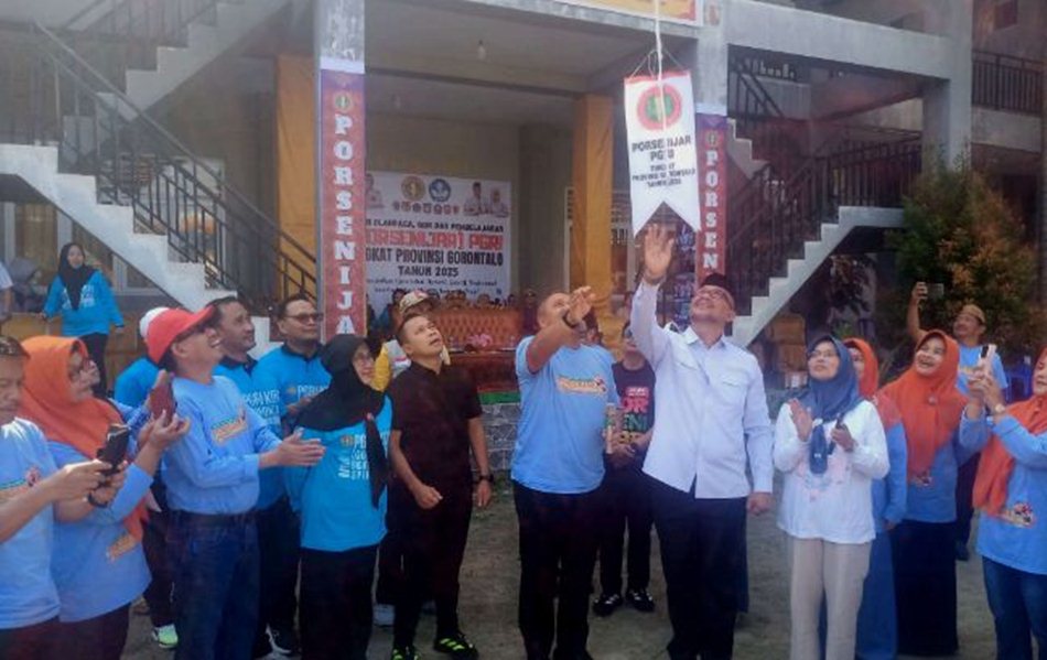 Pelepasan balon menandai pembukaan pelaksanaan Porsenijar PGRI tingkat   Provinsi Gorontalo berlangsung halaman Gedung Guru Provinsi Gorontalo, Kecamatan Dungingi.(F:Ist).