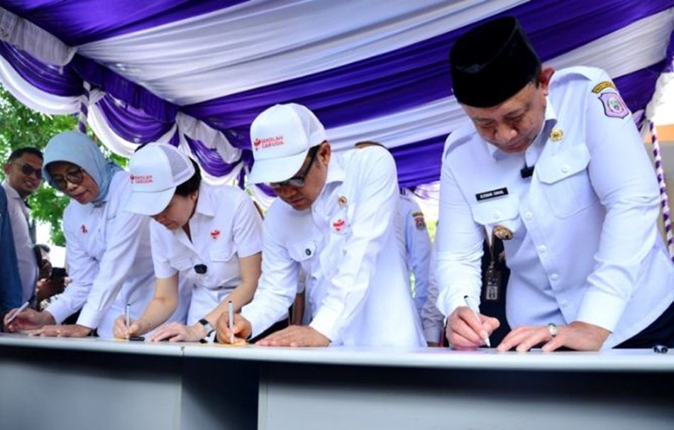 Gubernur  Gusnar Ismail mendampingi Menko Pemberdayaan  Masyarakat Muhaimin Iskandar dan Wamen PPPA Veronica Tan pada pengenalan Sekolah  Garuda Transformasi di MAN Insan Cendekia. (Foto : Kmfo)