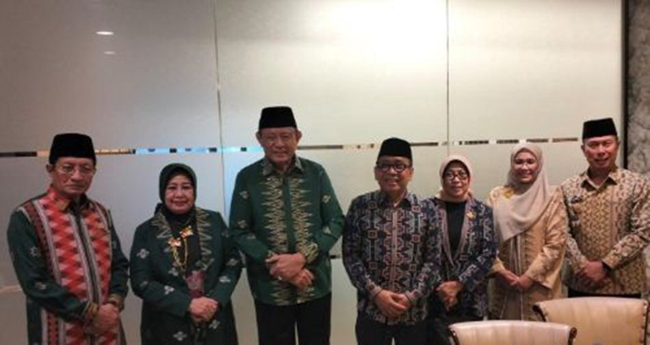 Foto bersama Gubernur Gusnar Ismail dan Ketua TP PKK Nani Ismail Mokodongan dengan Menko PMK Pratikno dan Menag Nasaruddin Umar usai pembukaan STQH Nasional ke-XXVIII di Kendari.(F:Timko)