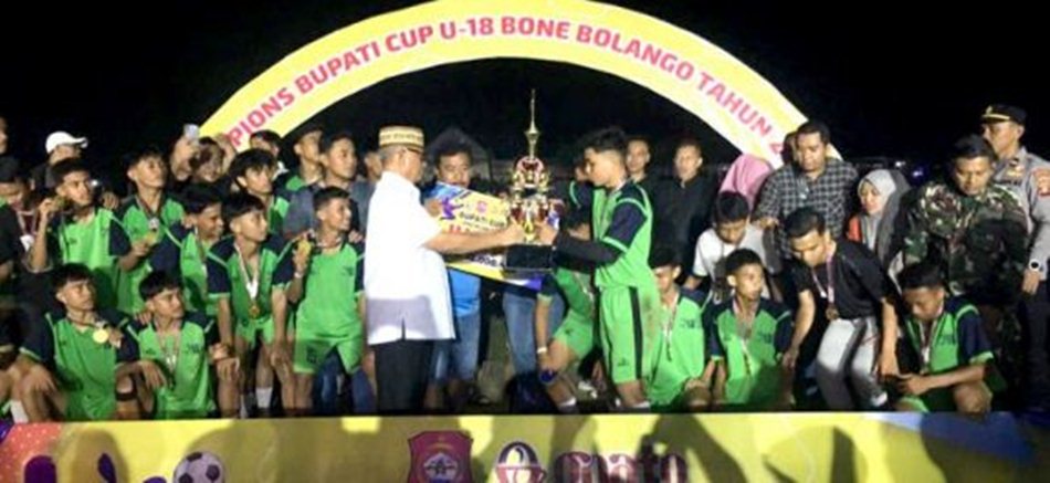 Bupati Bone Bolango, Ismet Mile resmi menutup Turnamen Sepak Bola Bupati Cup U-18 di Lapangan Duano, Suwawa Tengah.(F.Indra-Diskominfo)