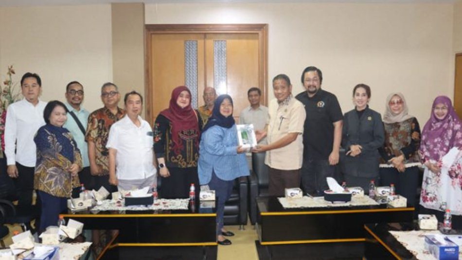 rombongan Banmus DKI Jakarta disambut hangat oleh Wakil Ketua DPRD   Provinsi Gorontalo Ridwan Monoarfa, didampingi anggota DPRD Erwin Ismail dan  Yeyen Sidiki. (F:Hms-Enki)