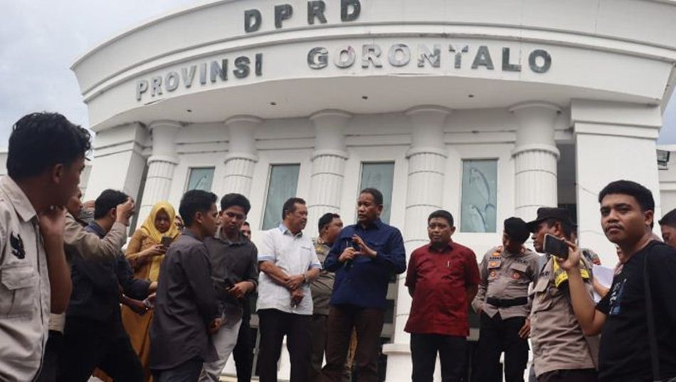 Puluhan mahasiswa yang tergabung dalam Aliansi Mahasiswa demo di  depan Kantor   DPRD Provinsi Gorontalo menolak KKN (F:. Humas)