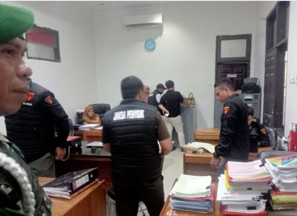 Tim penyidik Kejaksaan dikabarkan telah membawa sejumlah bundel dokumen penting   dari ruang Sekretariat DPRD untuk diperiksa lebih lanjut.  (F:Ist)
