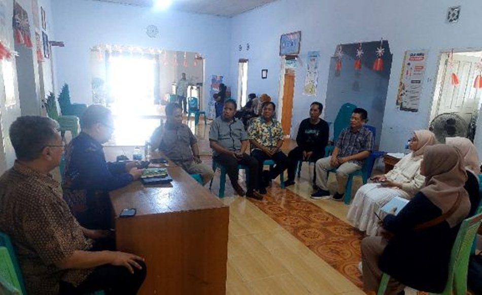 Wakil Ketua DPRD Provinsi Gorontalo, Ridwan   Monoarfa, menghadiri rapat bersama Tim Konsultan Institut Pertanian Bogor (IPB) di  Kantor Desa Tiluhuwa.(F :Hms-Enki)