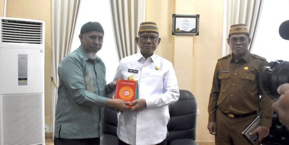 Al-Qur&rsquo;an wakaf resmi diserahkan Badan Wakaf Al-Qur&rsquo;an (BWA) kepada Pemkab  Bone Bolango.(F:AKP)