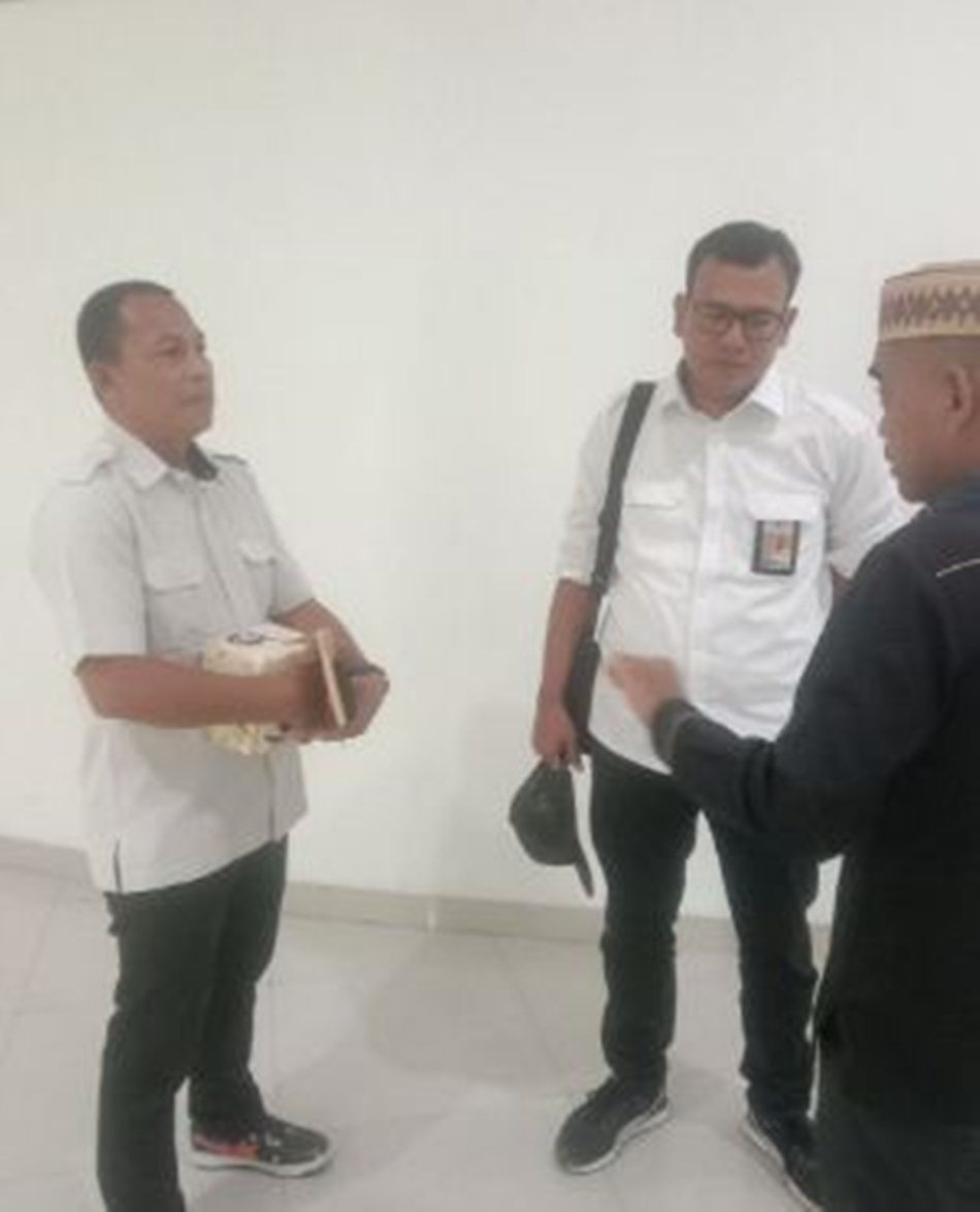Kepala BPBPK Gorontalo, Dwiatma Singgih Raharja Sabaris berbincang dengan  Aleg Deprov.(FGP)