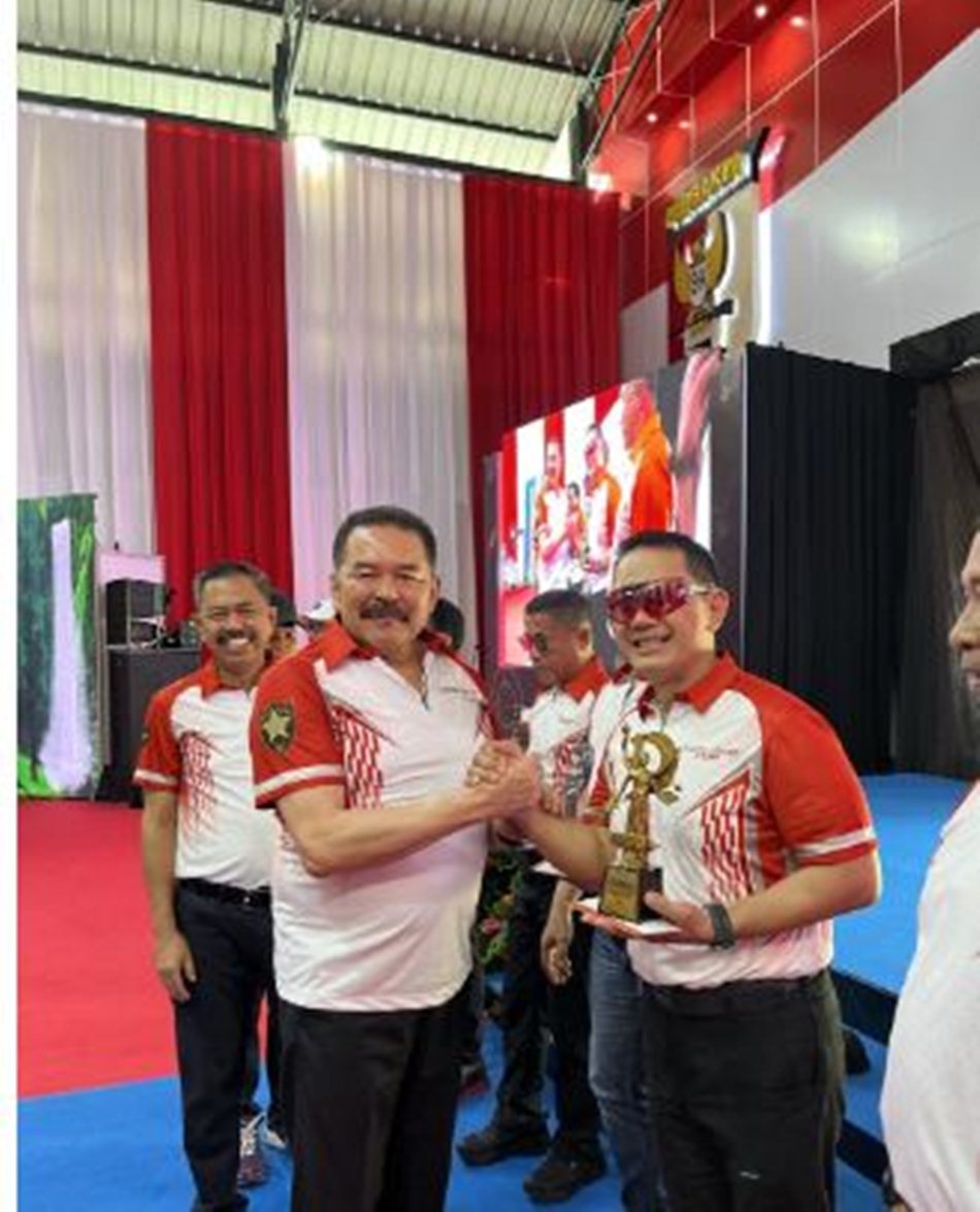Kapolda Gorontalo, Irjen Pol Drs. Widodo, SH, MH, yang sukses mengharumkan nama daerah di ajang bergengsi kejuaraan menembak IPSC/Non-IPSC Jaksa Agung Cup 2025.(F:Hms-Pol)