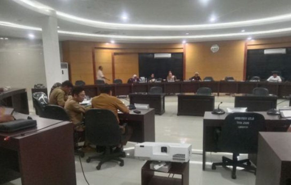 Rapat kerja antara DPRD, sejumlah Organisasi Perangkat Daerah (OPD), dan  pihak perusahaan pengelola pabrik gula (PG).(F:Gp)