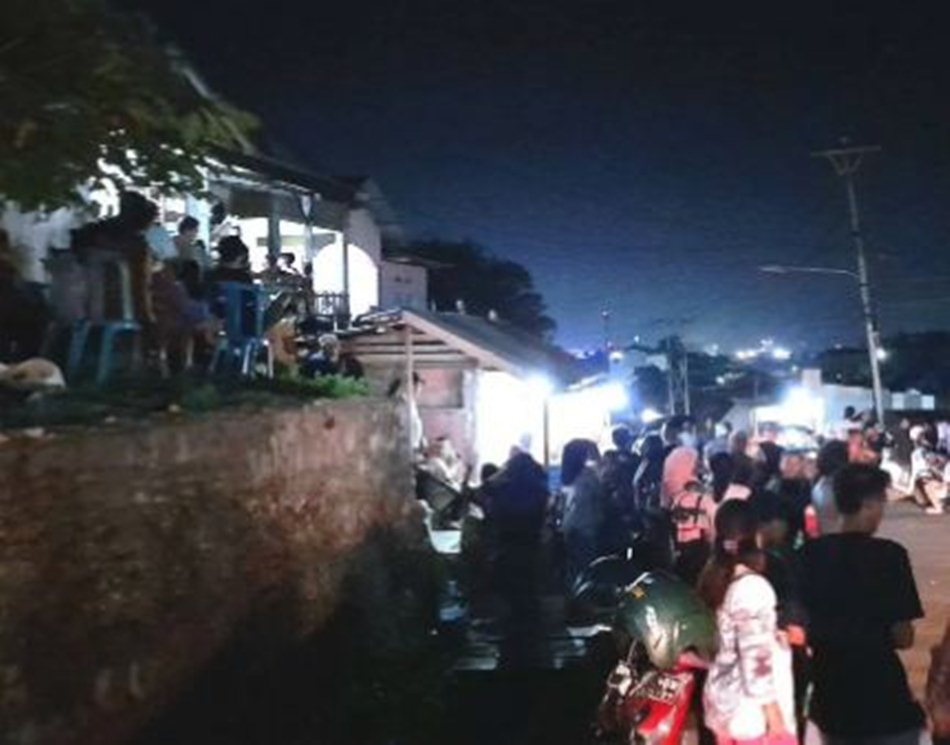 Suasana Proses pemulangan  berlangsung haru, diiringi isak tangis keluarga dan warga sekitar yang ikut membantu  pencarian sejak pagi.(F:Ant)