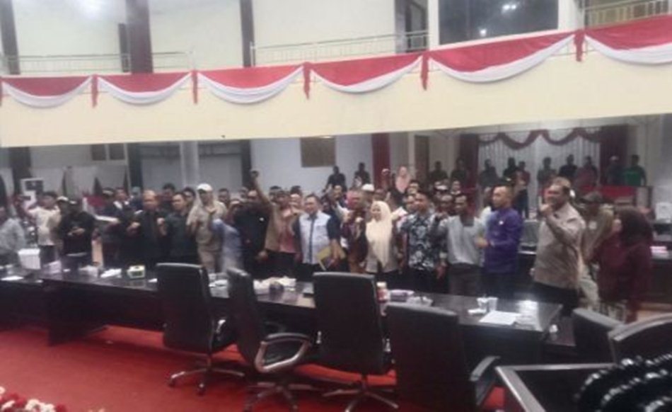 DPRD bersama perwakilan  penambang sepakat menyurati Gubernur Gorontalo Gusnar Ismail untuk meminta  penghentian sementara seluruh aktivitas PGP..(F:GP)