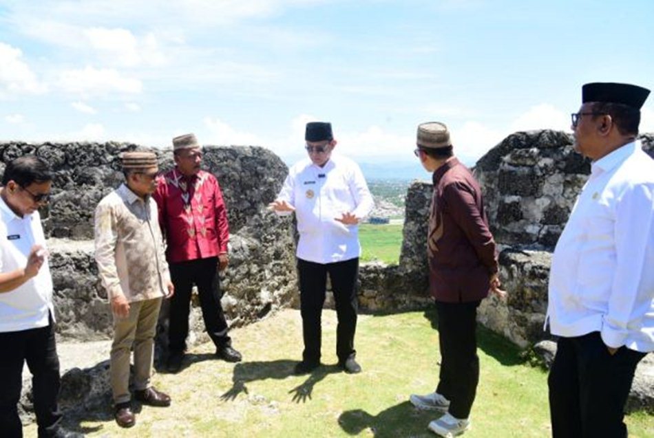 Gubernur Gorontalo Gusnar Ismail menjelaskan sejarah Benteng Otanaha kepada Menteri Kebudayaan Fadli Zon.(Foto : Haris)