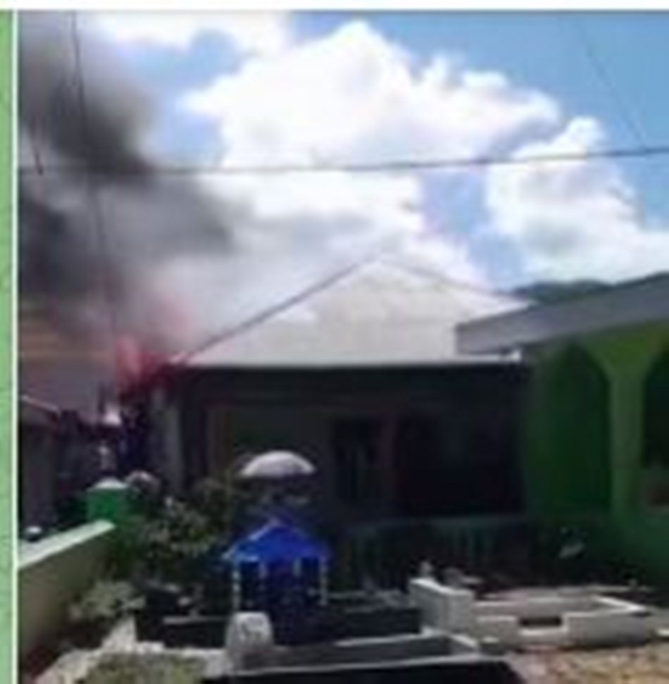 sebuah rumah dua lantai hampir habis dilalap si jago merah.   Peristiwa yang terjadi sekitar pukul 09.00 WITA itu berawal dari lantai atas bangunan.(F: Mae)