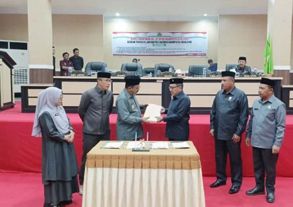 seluruh fraksi DPRD resmi menerima.  Rancangan Peraturan Daerah (Ranperda) Rencana Tata Ruang Wilayah (RTRW) 2025&ndash;2045 yang diajukan oleh Bupati Boalemo, Rum Pagau,.(F:GP)