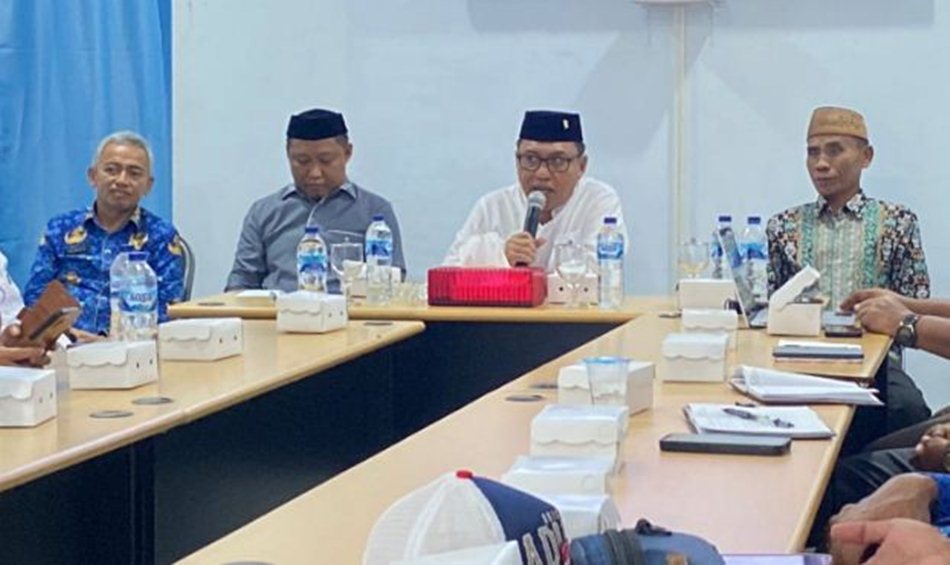 Ketua DPRD  Kabupaten Boalemo, Karyawan Eka Putra Noho, secara resmi membuka Uji Publik  Rencana Penyesuaian Tarif Air Minum Tahun 2025.(F:Hms)