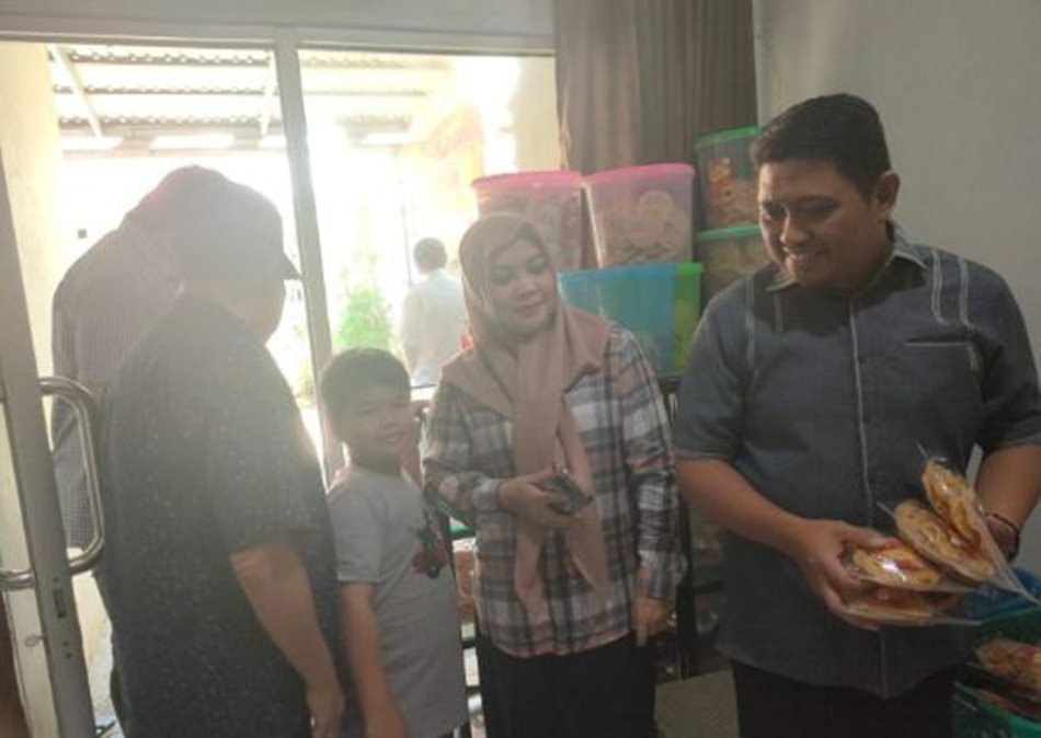 para anggota dewan dibuat kagum oleh pesatnya perkembangan usaha rempeyek bulat  produk khas yang kini menjadi salah satu ikon kuliner Kabupaten Gorontalo. (F:hms-enki)