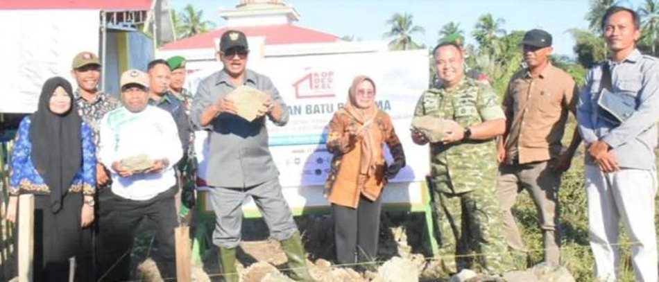 peletakan batu pertama oleh Bupati Boalemo Rum Pagau, didampingi Dandim 1316 Boalemo, di Desa Bongo III, Kecamatan Wonosari. (F:hms)