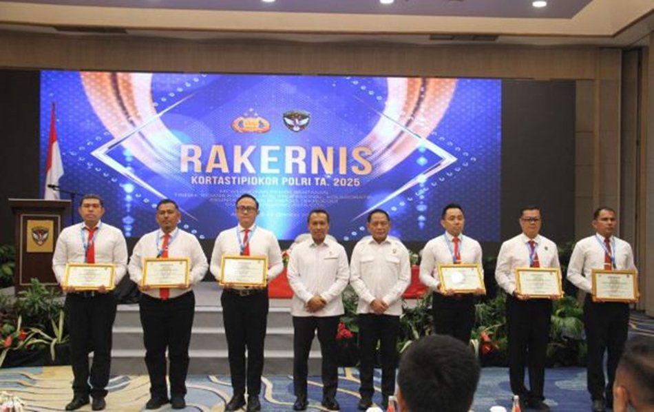 Penghargaan bergengsi tersebut diserahkan langsung oleh Kabareskrim Polri, didampingi Kepala Korps Pemberantasan Tindak Pidana Korupsi (Kortas Tipidkor) Polri, Irjen Pol Cahyono Wibowo, SH, MH, dalam