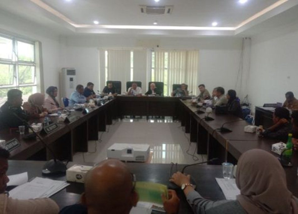 Komisi II DPRD Provinsi Gorontalo menggelar Rapat Dengar Pendapat (RDP) bersama pihak perbankan dan masyarakat.(F:GP)