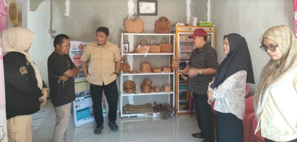 Komisi II DPRD Provinsi Gorontalo melakukan kunjungan kerja UMKM di Kelurahan Kayu Bulan, Kecamatan Limboto, Kabupaten Gorontalo.(F: hms-Enki)