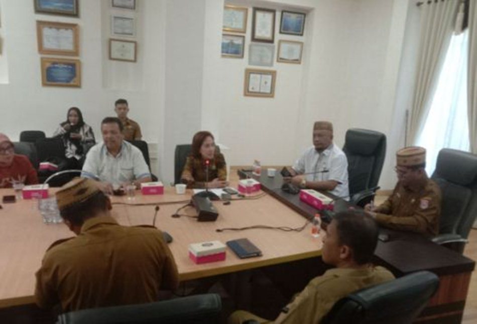 Aleg Dapil II Bone Bolango  Faizal Hulukati saat mempertanyakan proyek irigasi.(F:Gpd)